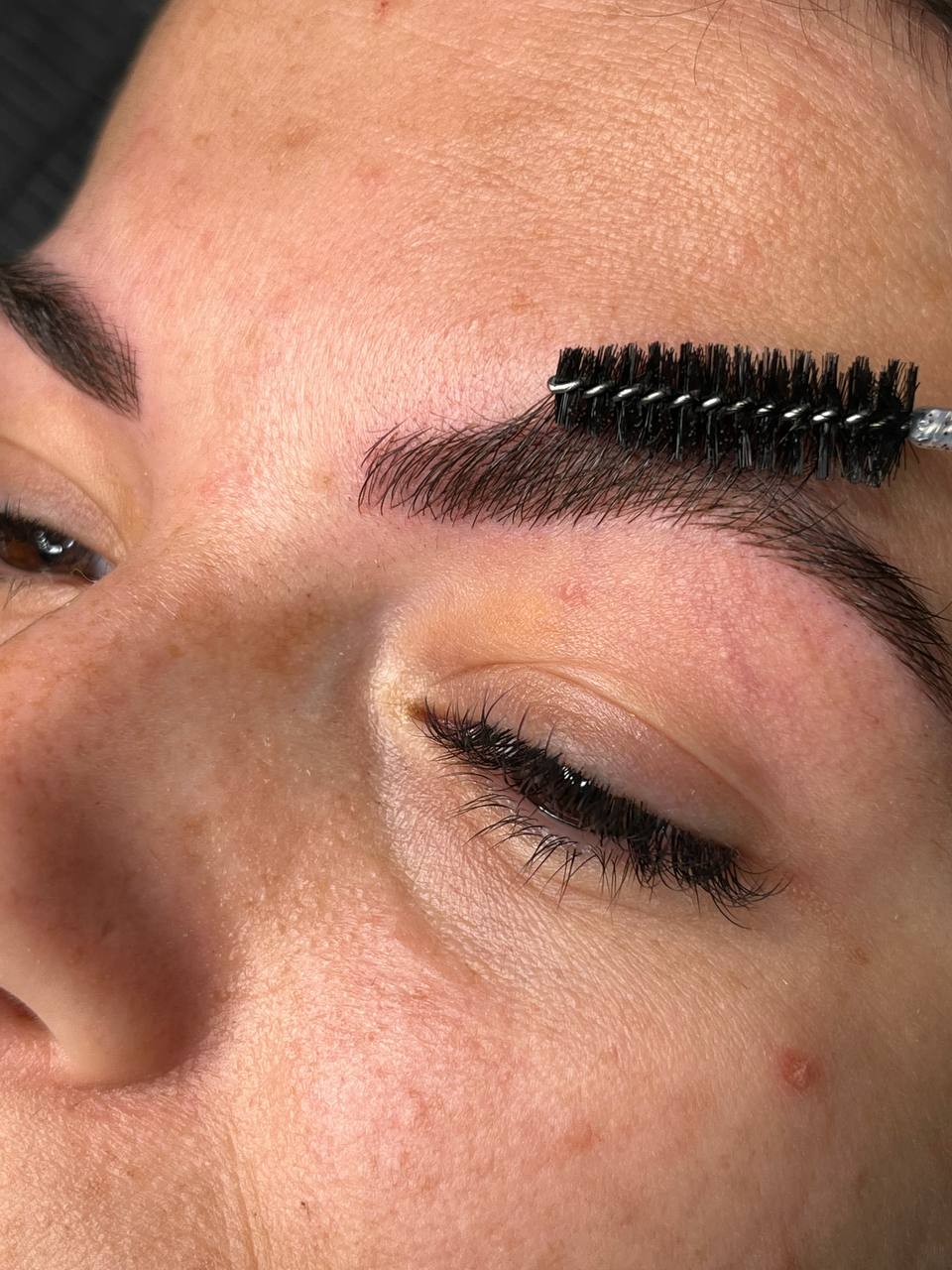Sopracciglia realizzate con microblading