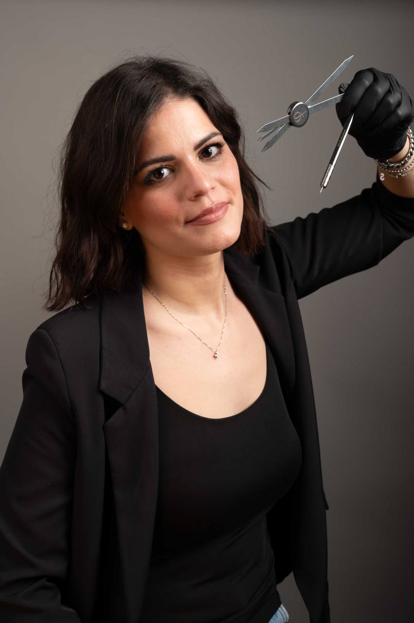 Silvia al lavoro con lo strumento per microblading
